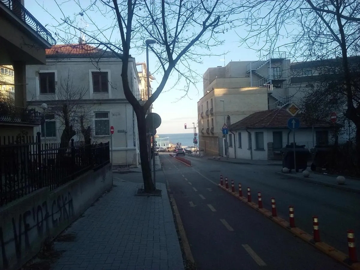Мезонет, 300 М Море, Топ Центр Várna 0*,  Bulgária